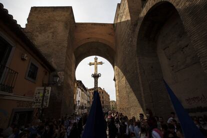 La Semana Santa vuelve a España con las tradicionales procesiones en las calles después de dos años interrumpidas por la pandemia del coronavirus. En la imagen, se ve una cruz cerca del Arco de Elvira, durante el Domingo de Ramos en Granada.
