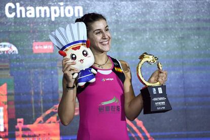 Carolina Marín posa con el trofeo tras ganar el Abierto de China.