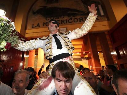 Juan José Padilla sale a hombros por la puerta grande de la plaza de La Misericordia, en Zaragoza, tras cortar dos orejas a su segundo toro.