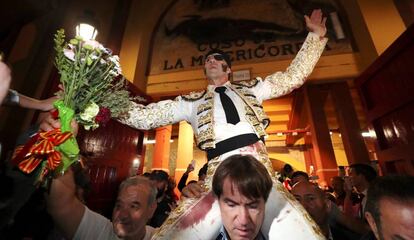 Juan José Padilla sale a hombros por la puerta grande de la plaza de La Misericordia, en Zaragoza, tras cortar dos orejas a su segundo toro.