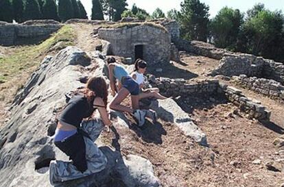 Tres jóvenes ultiman los trabajos de limpieza del fuerte de Lord John Hay, construido en el monte Jaizkibel durante la 2ª Guerra Carlista.