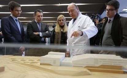 El presidente Ignacio Gonz&aacute;lez junto con sus consejeros, durante la visita al nuevo hospital de Villalba.