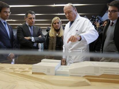 El presidente Ignacio González junto con sus consejeros, durante la visita al nuevo hospital de Villalba.