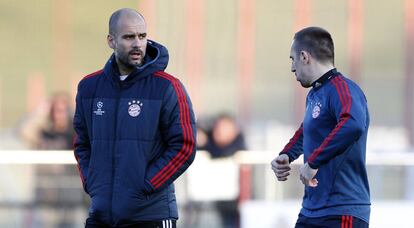 Guardiola, entrenador de los muniqueses, dialoga con Ribéry durante el entrenamiento previo al partido de vuelta de los octavos de final que disputarán mañana ante el Arsenal.