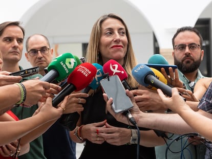 La presidenta del PP de Extremadura y candidata del PP a la Junta de Extremadura, María Guardiola, este martes a la salida de la reunión con Blanca Martín, la presidenta de la Asamblea extremeña.