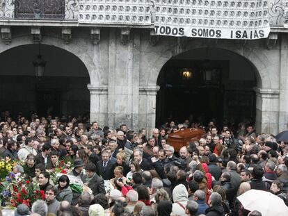 Funeral por Isaías Carrasco en Mondragón, el 8 de marzo de 2004.