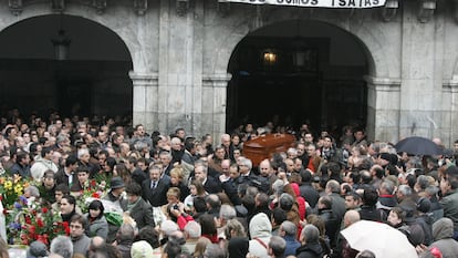 Funeral por el militante socialista Isaías Carrasco en Mondragón, tras su asesinato a manos de ETA.