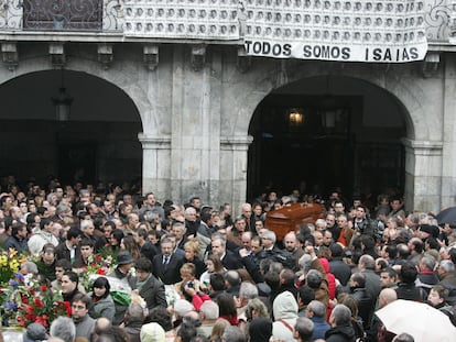 Funeral por el militante socialista Isaías Carrasco en Mondragón (Gipuzkoa), tras su asesinato a manos de ETA en 2008.