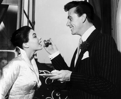 Maxwell Reed y Joan Collins, en la recepcin de su boda en 1952.