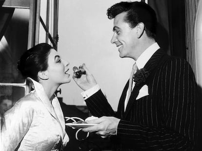 Maxwell Reed y Joan Collins, en la recepción de su boda en 1952.
