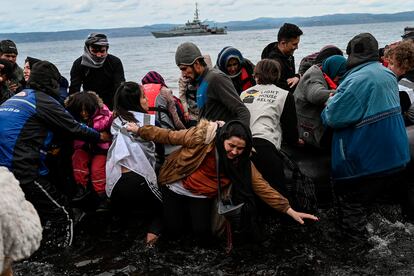 Un grupo de 54 refugiados afganos llega a tierra en la isla griega de Lesbos el 28 de febrero de 2020.