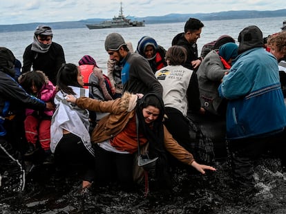 Un grupo de 54 refugiados afganos llega a tierra en la isla griega de Lesbos el 28 de febrero de 2020.