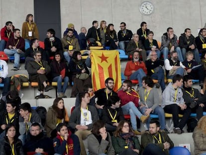 Miembros de la CUP, durante la votación de ayer.