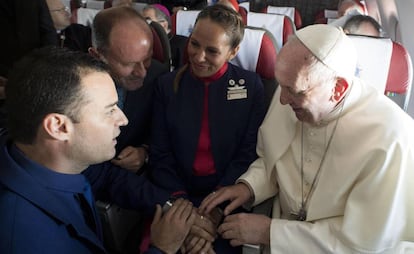 Enquanto se encaminhava para Iquique, o papa Francisco casou dois membros da tripulação do voo, Paula Podest (c) e Carlos Ciuffardi (esq). Os dois já eram casados no civil, e só não haviam casado na igreja porque o templo onde o fariam foi destruído por um terremoto em 2010.