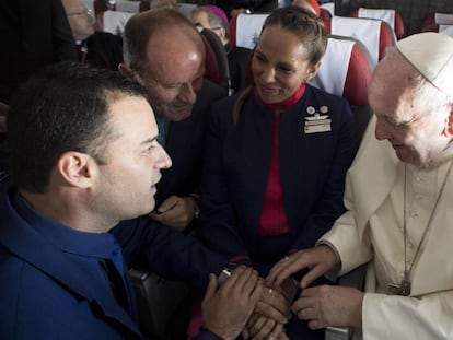 Enquanto se encaminhava para Iquique, o papa Francisco casou dois membros da tripulação do voo, Paula Podest (c) e Carlos Ciuffardi (esq). Os dois já eram casados no civil, e só não haviam casado na igreja porque o templo onde o fariam foi destruído por um terremoto em 2010.