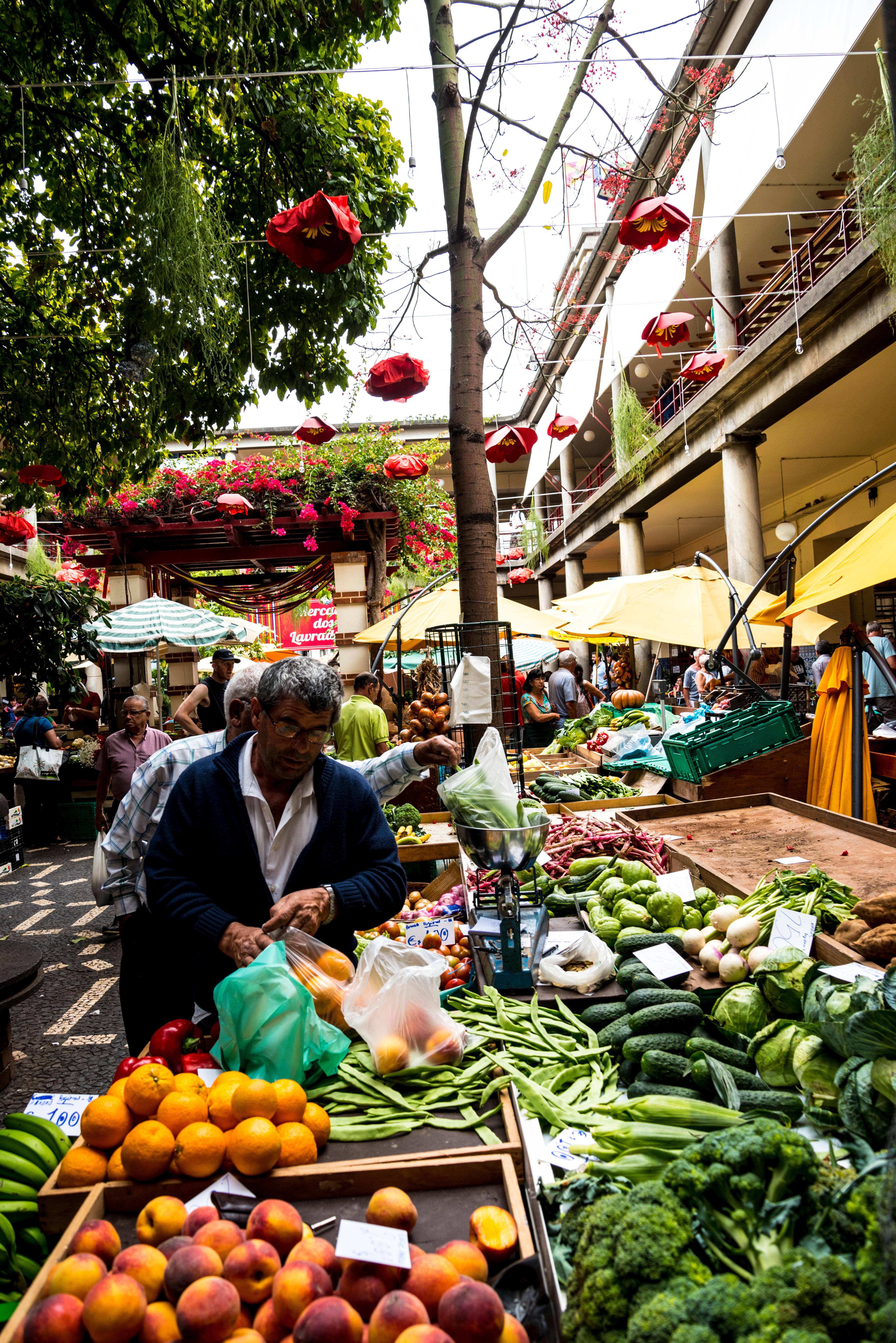 Un puesto de fruta y verduras en el Mercado dos Lavradores de Funchal (Madeira).