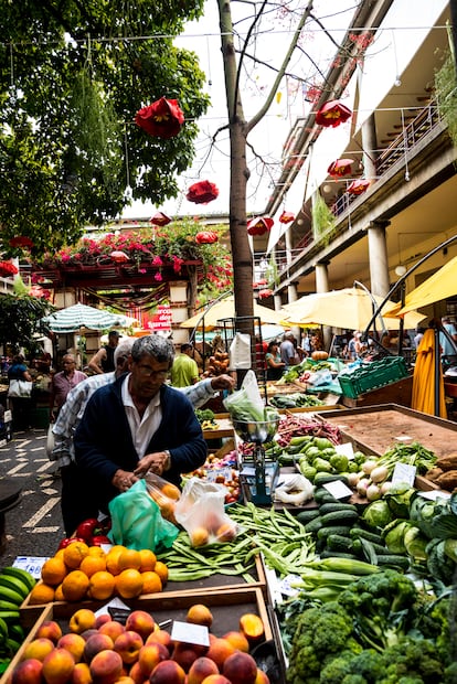 Un puesto de fruta y verduras en el Mercado dos Lavradores de Funchal (Madeira).