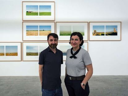 Bleda y Rosa, junto a su serie 'Campos de batalla'.