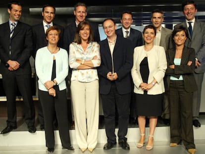 Fran Llorente, director de informativos de TVE, en primera fila, rodeado de parte de su equipo.