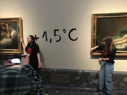 La pintada realizada por dos activistas ecologistas entre 'Las majas' de Goya, este sábado en el Museo del Prado.