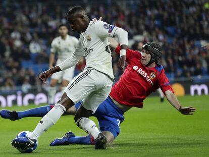 Vinicius busca el centro ante Mario Fernandes