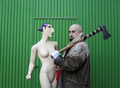 O escultor posa cunha das súas creacións na porta do seu taller en Lugo.