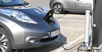 Un vehículo eléctrico cargándose en un punto de recarga en Noruega.