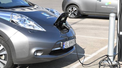 Un vehículo eléctrico cargándose en un punto de recarga en Noruega.