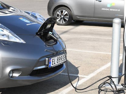 Un vehículo eléctrico cargándose en un punto de recarga en Noruega.