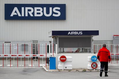 El logotipo de Airbus en la entrada de las instalaciones de la empresa en Bouguenais, cerca de Nantes, Francia.