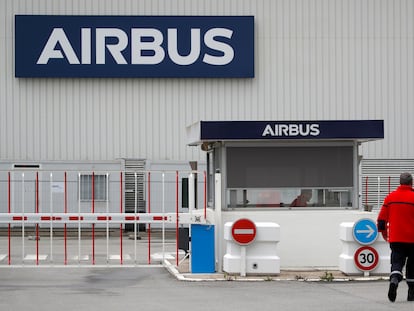 El logotipo de Airbus en la entrada de las instalaciones de la empresa en Bouguenais, cerca de Nantes, Francia.