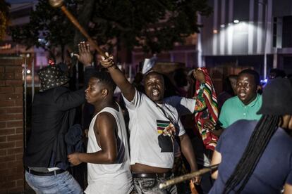 Miembros del Inkatha Freedom Party bailan mientras se manifiestan frente a un colegio electoral en Durban, durante las elecciones locales de Sudáfrica. 