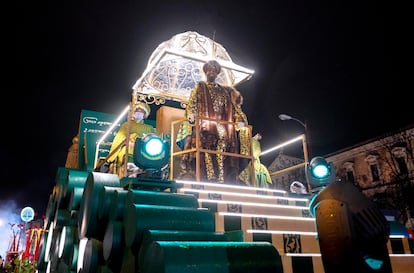 La carroza del Rey Baltasar en la cabalgata de Reyes.