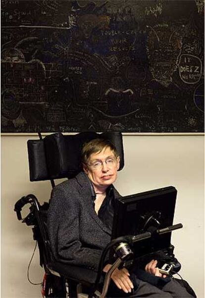 El profesor Stephen Hawking, en su despacho de la Universidad de Cambridge.