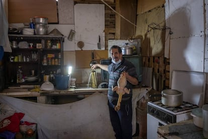 Youssef, en el interior de su chabola instalada en uno de los asentamientos de Lucena del Puerto, Huelva.