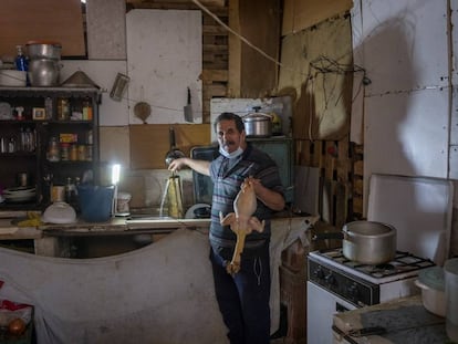 Youssef, en el interior de su chabola instalada en uno de los asentamientos de Lucena del Puerto, Huelva.