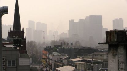 Una capa de contaminación cubre la ciudad de Seúl, en Corea del Sur.