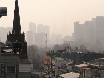 Una capa de contaminación cubre la ciudad de Seúl, en Corea del Sur.