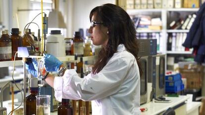 Una trabajadora analiza el aceite usado para su posterior regeneración.