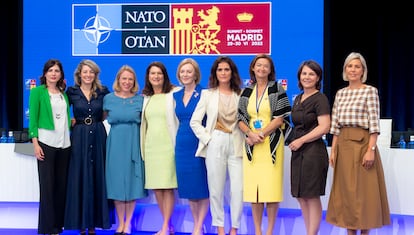 Varias ministras de Defensa y Exteriores, el 29 de junio en la Cumbre de la OTAN de Madrid. La sueca Ann Linde, entonces titular de Exteriores, es la cuarta desde la izquierda.