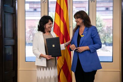 Anna Erra recibe un obsequio de parte de la ex presidenta Laura Borras.