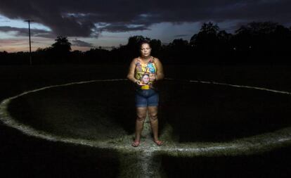 Vânia Maria sostiene una foto de su hijo Denílson en São Lourenço da Mata.