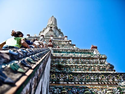 Turistas subiendo las escaleras del templo budista de Wat Arun, en Bangkok. 