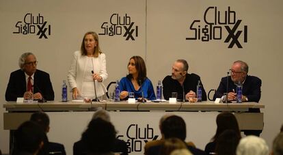 Ana Pastor, presidenta del Congreso de los Diputados, el cantante Miguel Bosé y el médico Bonaventura Clotet durante el coloquio Hablemos del Sida.