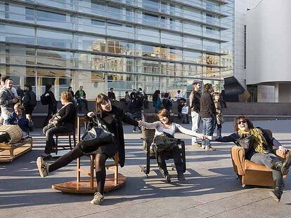 La plaza Dels Àngels acoge la propuesta <i>Todo sobre ruedas</i>, del festival de arquitectura eme3 de Barcelona.