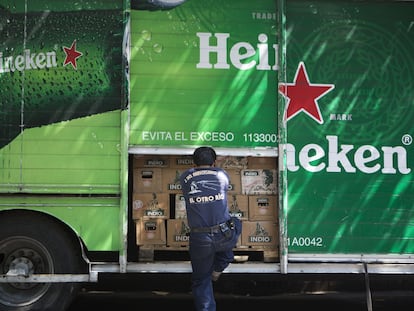 Un trabajador cierra la puerta de un camión repartidor de cervezas, en Ciudad de México.