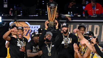 LeBron James levanta el trofeo de campeón de la Copa NBA junto a sus compañeros de equipo tras la victoria de Los Angeles Lakers contra Indiana Pacers en la final.