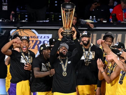 LeBron James levanta el trofeo de campeón de la Copa NBA junto a sus compañeros de equipo tras la victoria de Los Angeles Lakers contra Indiana Pacers en la final.