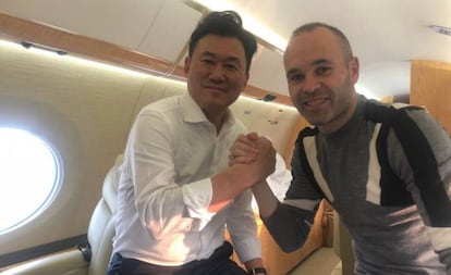 Mikitani e Iniesta, en el avión, en una foto del Twitter del jugador.