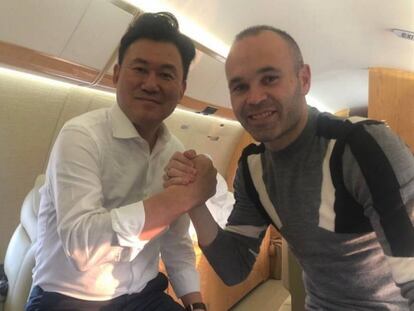 Mikitani e Iniesta, en el avión, en una foto del Twitter del jugador.